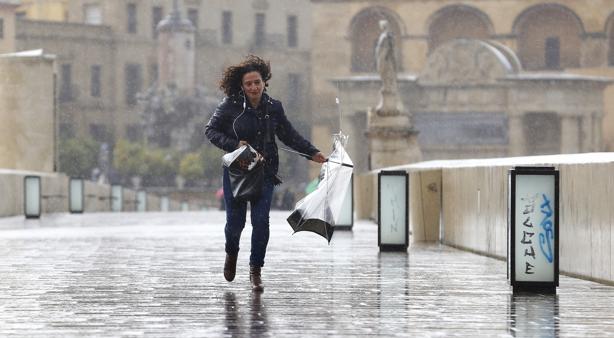 La borrasca Félix trae vientos huracanados y olas de más de 9 metros