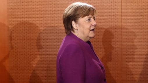 Angela Merkel, vestida de color morado, símbolo de la lucha de la mujer