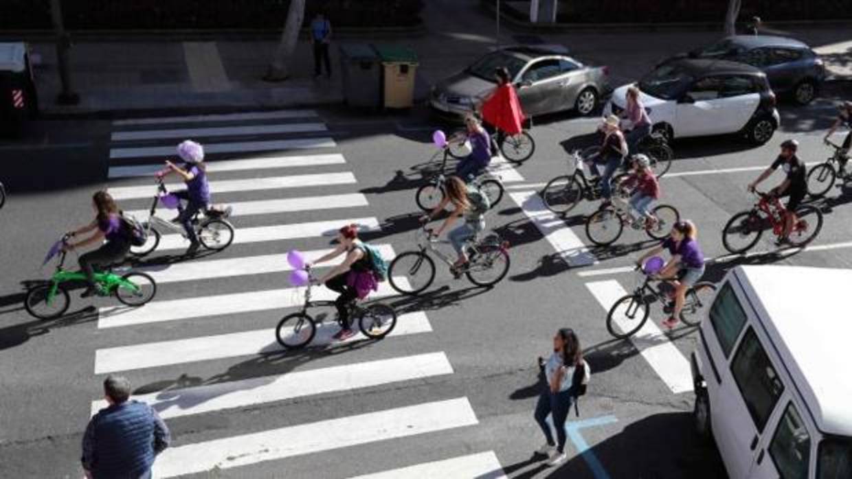Un grupo de mujeres en bicicleta en manifestación por las calles de Las Palmas de Gran Canaria con motivo del Día de la Mujer