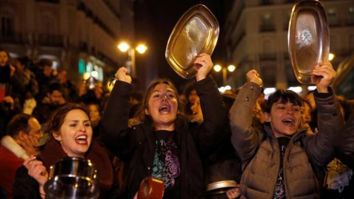 Ha comenzado la huelga feminista con una cacerolada en la Puerta del Sol, en Madrid