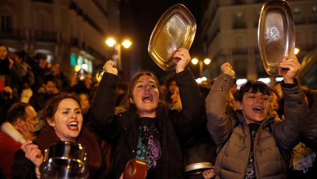 Cientos de mujeres ponen en marcha la huelga en Madrid: «Aquí estamos las feministas»