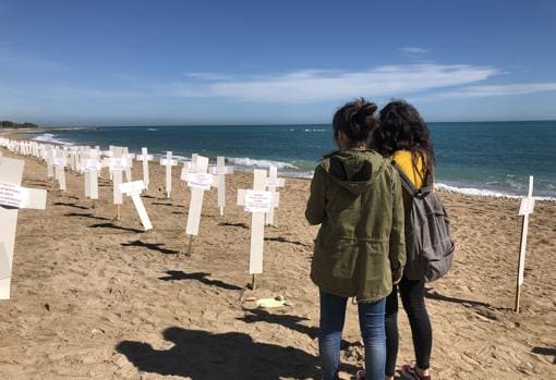 Convertir una playa en cementerio: un «impacto necesario» para visibilizar la violencia de género