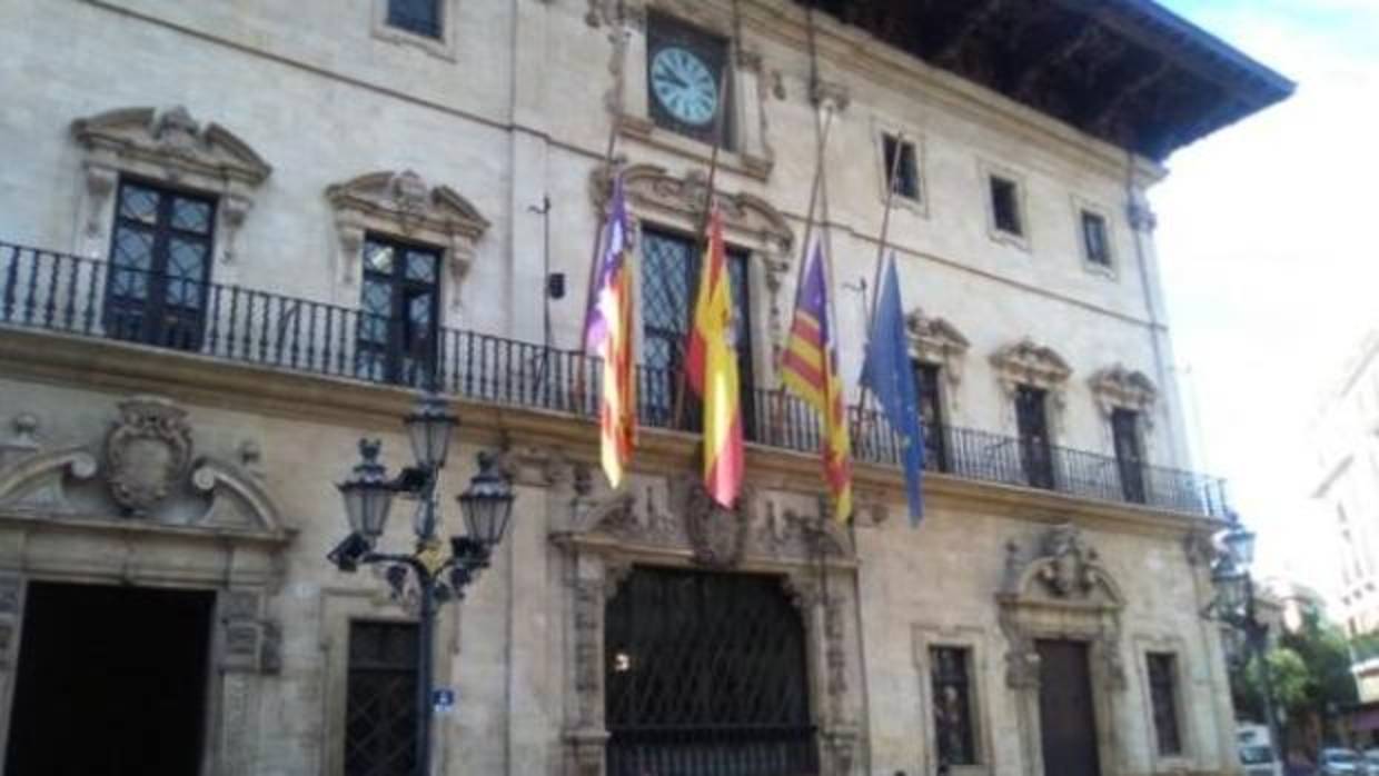 Banderas del Consistorio de Palma de Mallorca a media asta