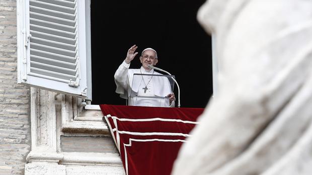 El Papa advierte que «el Crucifijo no es un adorno ni un accesorio de vestir ¡A veces se abusa!»