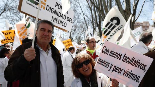 Los médicos salen a la calle para pedir mejoras laborales y advierten de que el sistema sanitario peligra