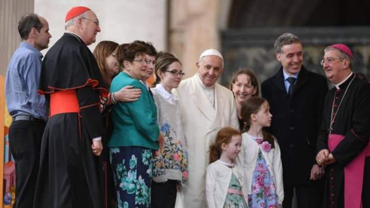 El Papa Francisco posa para una foto con varias familias irlandesas durante la audiencia general