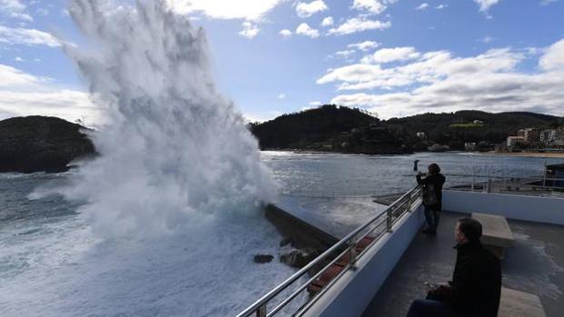 Olas gigantes y viento huracanado: la ciclogénesis explosiva Hugo muestra su mayor fuerza esta tarde