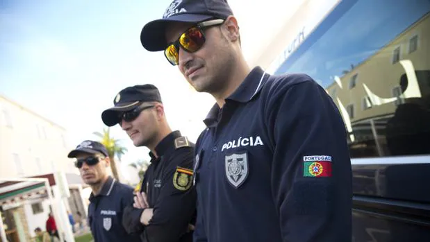 Un policía portugués da un sermón religioso a tres detenidos por un robo