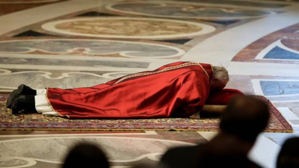 El Papa Francisco se postra por tierra en la Basílica de San Pedro