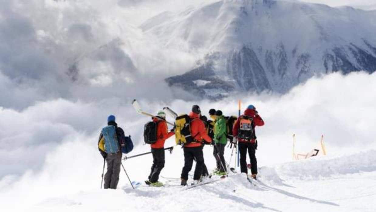 Equipos de rescate caminan en dirección al sitio de avalanchas en Obers Taelli sobre el Fiescheralp (Suiza)