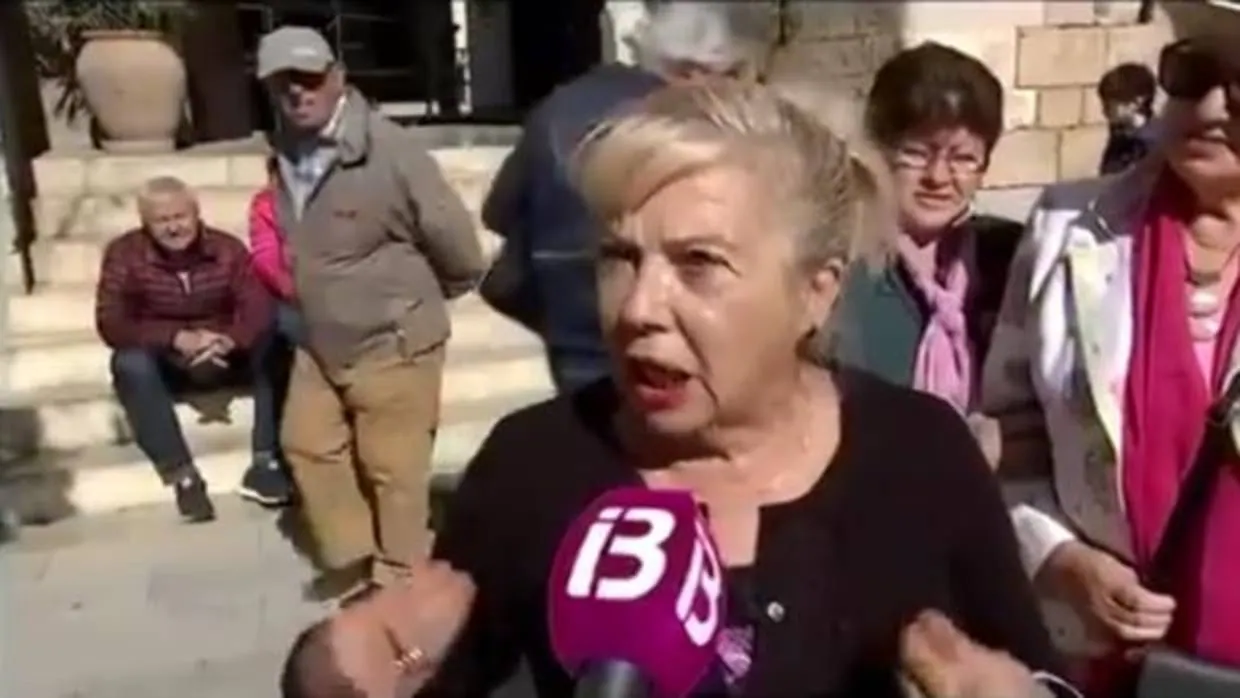 Una mujer de Granada, indignada por oír misa en catalán en Mallorca: «¡Se comen las palabras!»