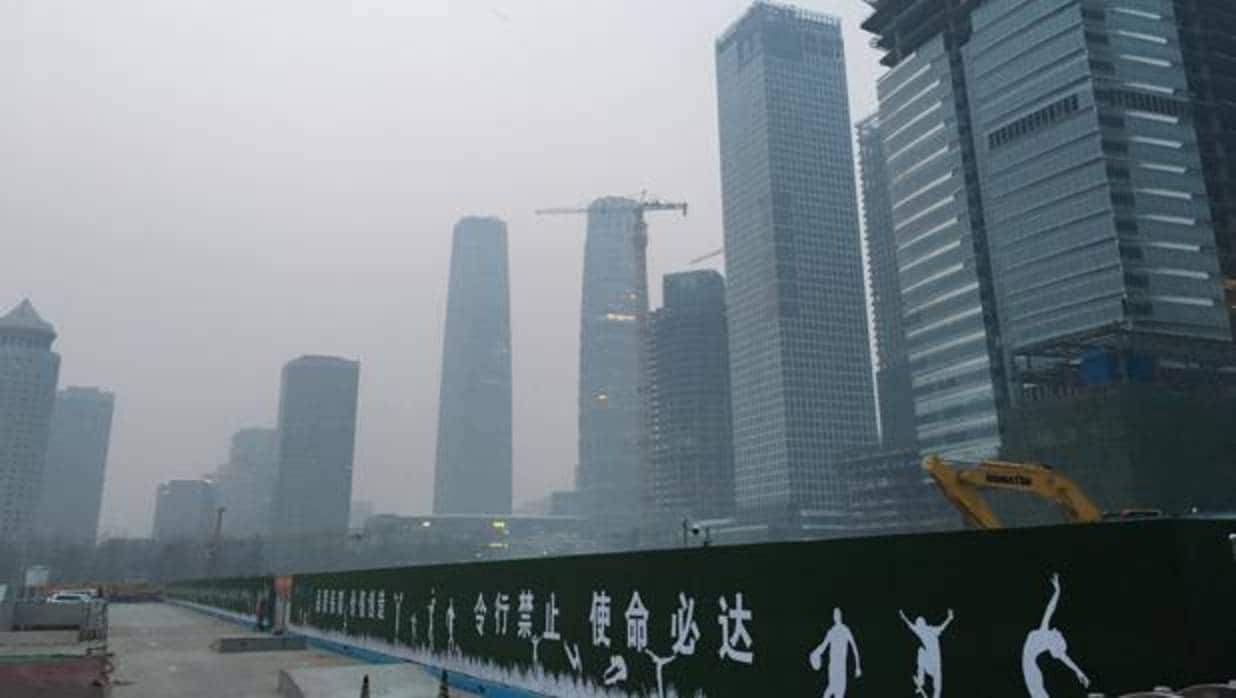 Formando una niebla tóxica que eclipsa el sol y vuelve el cielo gris, la contaminación por su desarrollo económico es uno de los mayores problemas de China