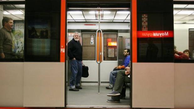 Cinco menores escupen y agreden en el metro a una señora que les recriminó su actitud