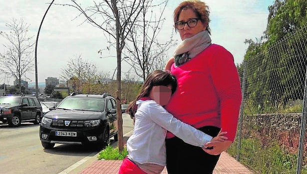 Una niña, operada 62 veces tras tragarse una pila: «Mi hija perdió la capacidad del habla y sufre depresión»