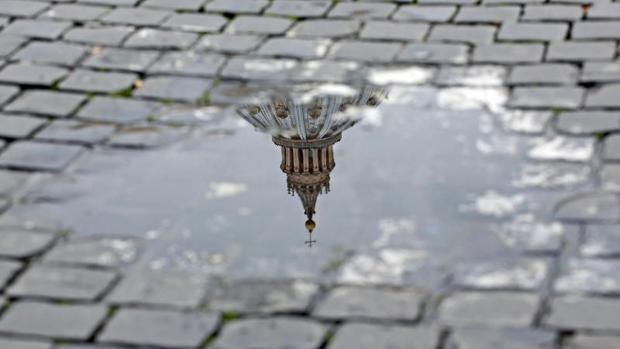 El Vaticano arresta a un sacerdote diplomático acusado de posesión de pornografía infantil