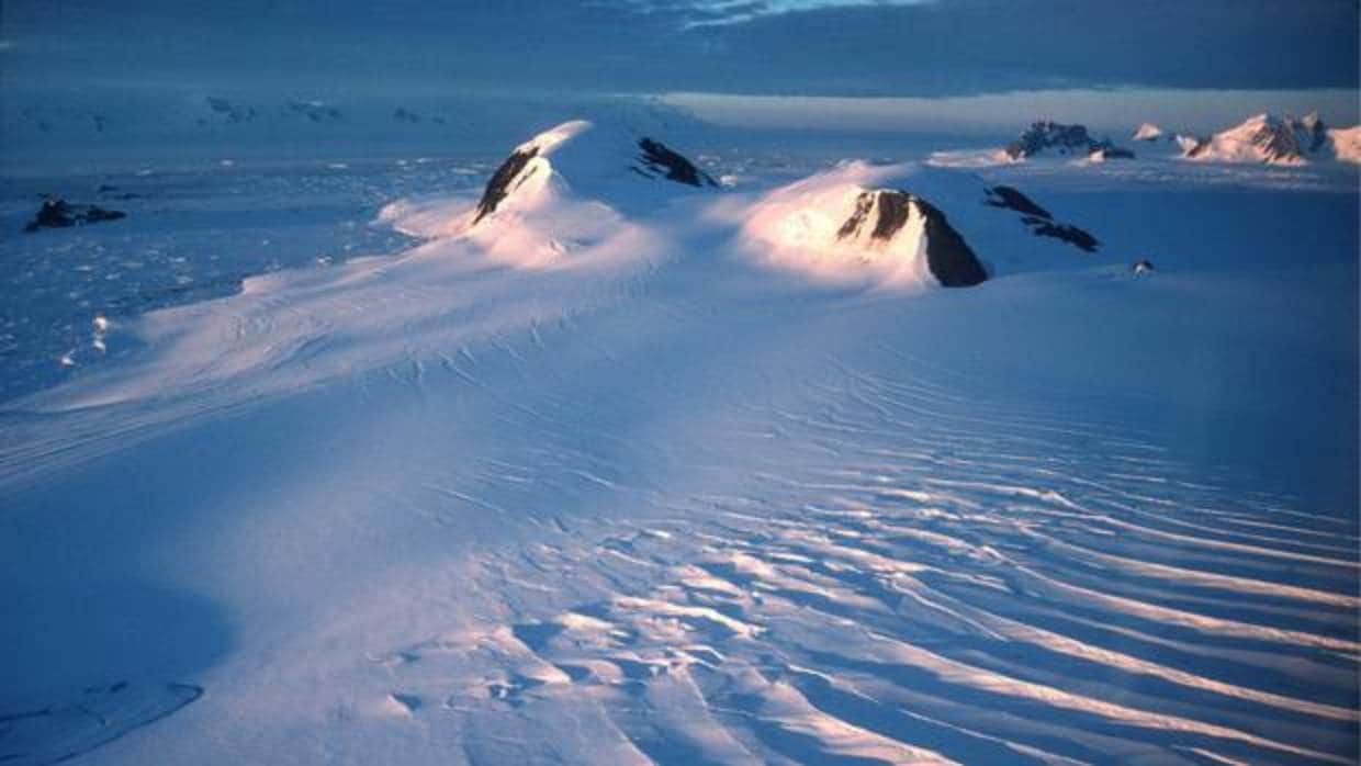 Imagen de las capas de hielo de las costas de Groenlandia y de la Antártida