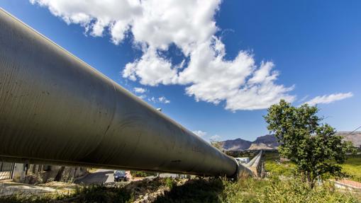 Conducciones del trasvase Tajo-Segura a su paso por la huerta de la Vega Baja cerca de Orihuela