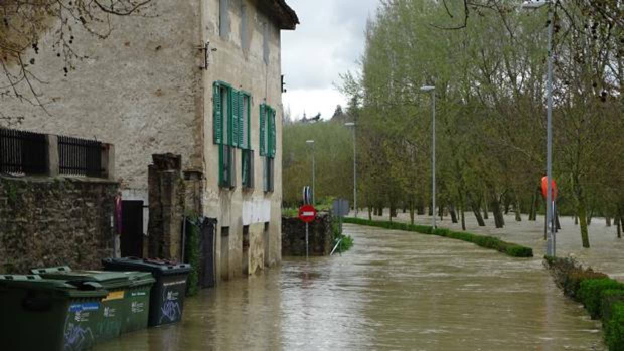 El río Arga se desborda en Pamplona