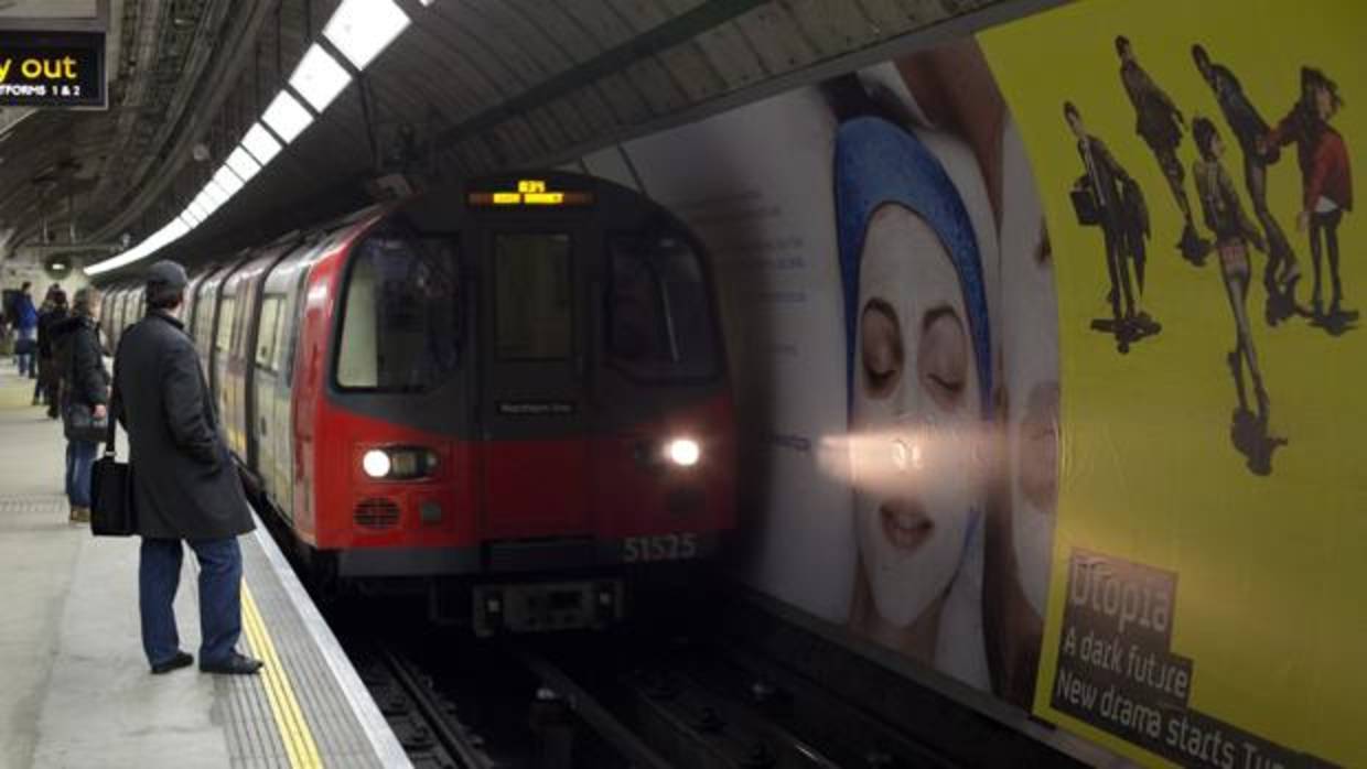 Viajero esperan la llegada del metro en una estación de Londres, en Reino Unido