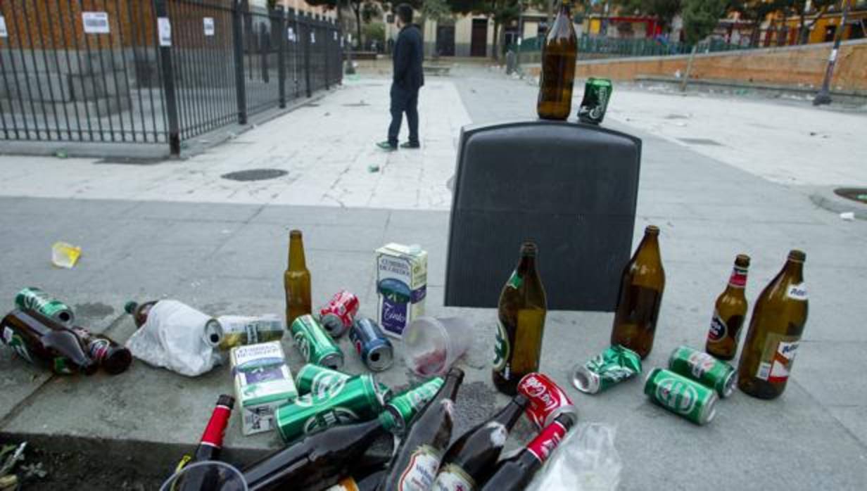 Restos de un botellón en la Plaza 2 de Mayo, en Madrid