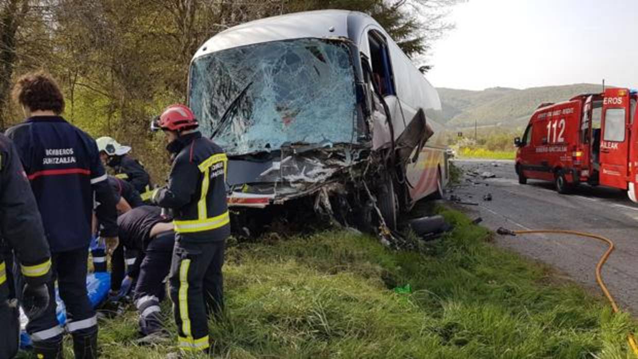 Un muerto tras chocar un vehículo con un autobús