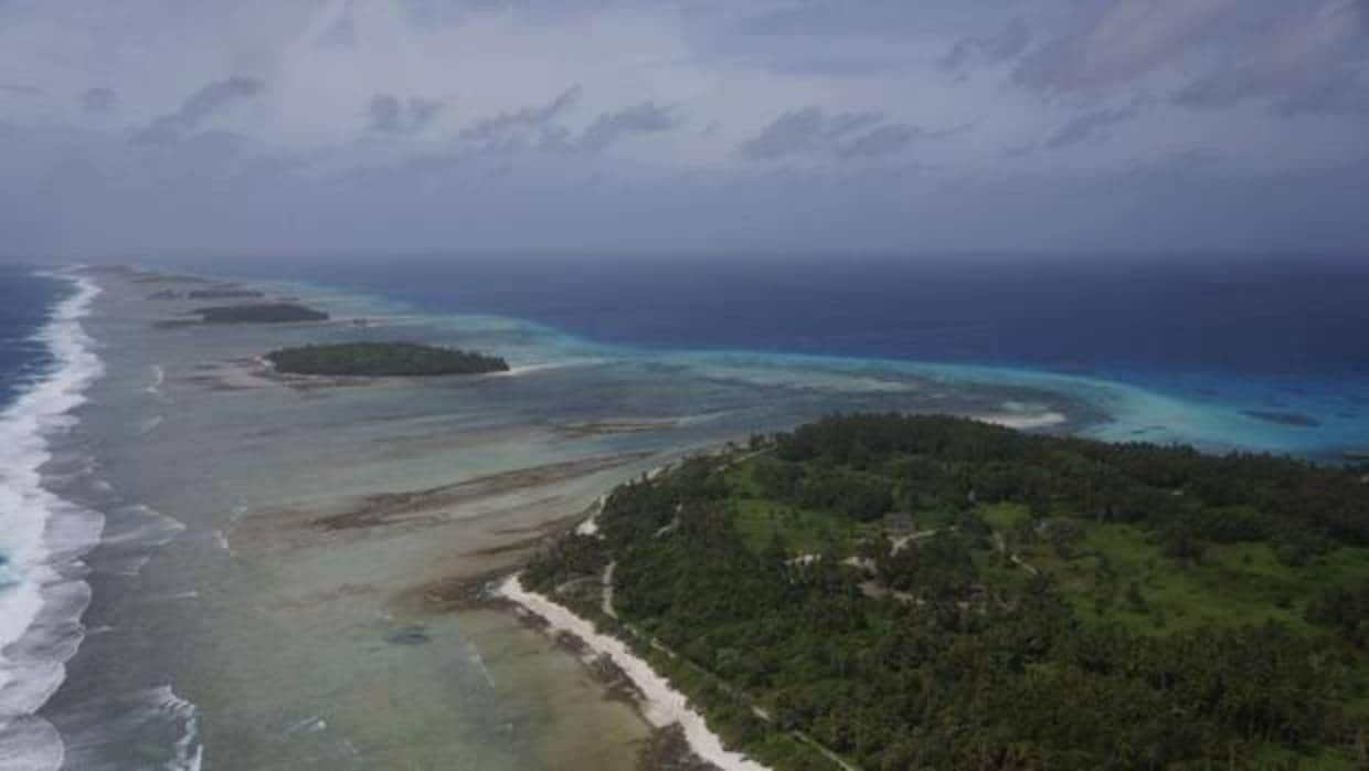 Fotografía aérea del atolón de Kwajalein mostrando sus islas bajas y arrecifes de coral