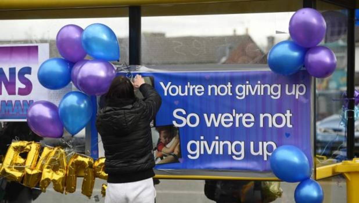 Decenas de personas defienden al derecho a vivir del pequeño Alfie frente al hospital de Liverpool donde permanece ingresado