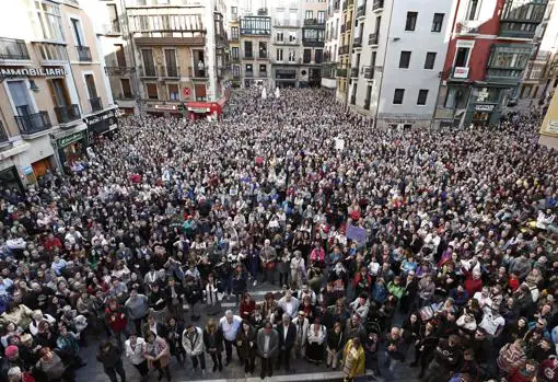 Manifestantes concentrados en la plaza Consistorial de Pamplona