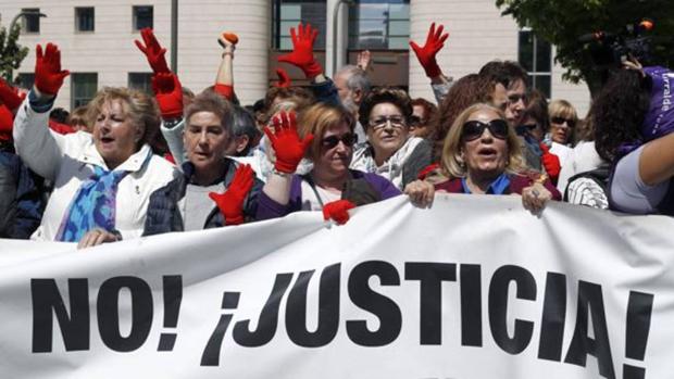 Las protestas siguen este sábado en Pamplona de negro y con pasamontañas