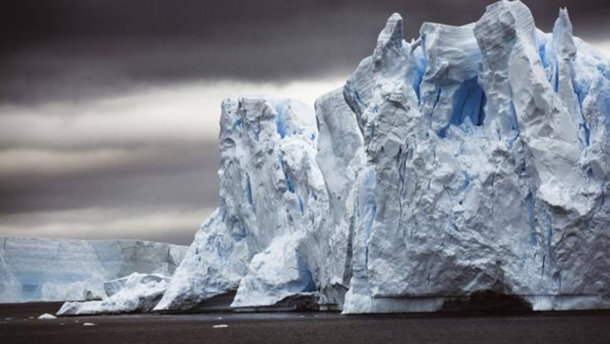 Más de 2.000 millones de toneladas de hielo se desprenden de la Antártida cada año