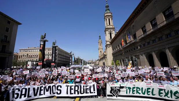 Miles de personas protestan por el «abandono» que padece Teruel y urgen al Gobierno más infraestructuras