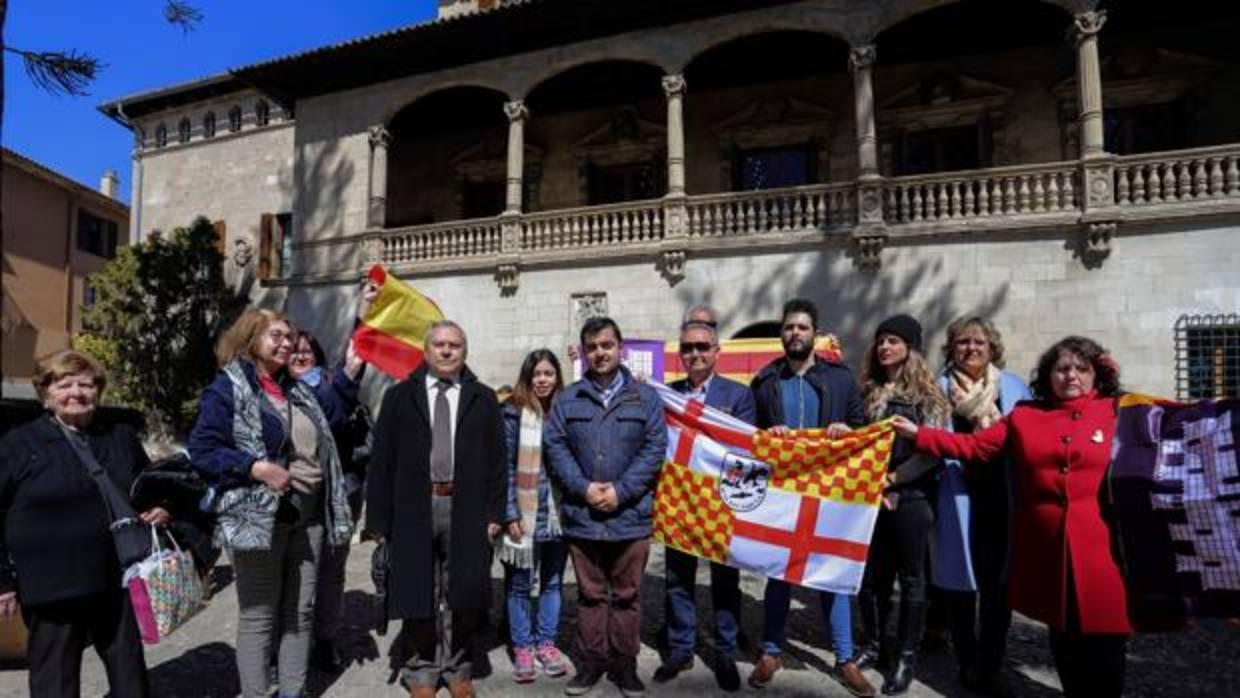 Concentración para protestar contra el decreto del catalán en la Sanidad