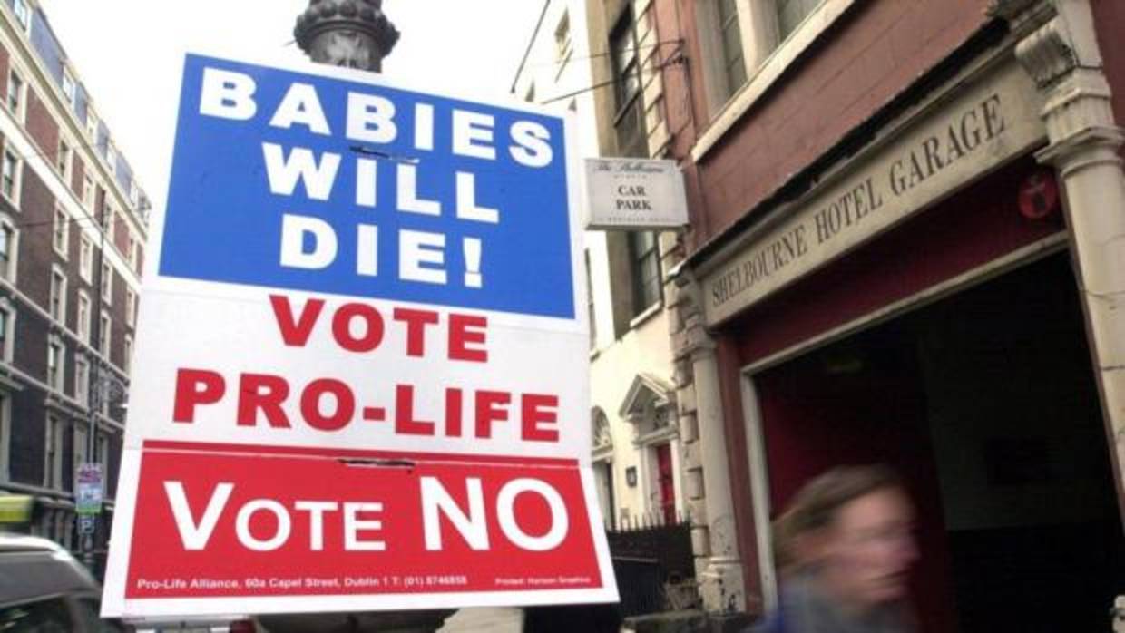 Un cartel en las calles de Dublin contra el referendum sobre el aborto que se celebrará el 25 de mayo