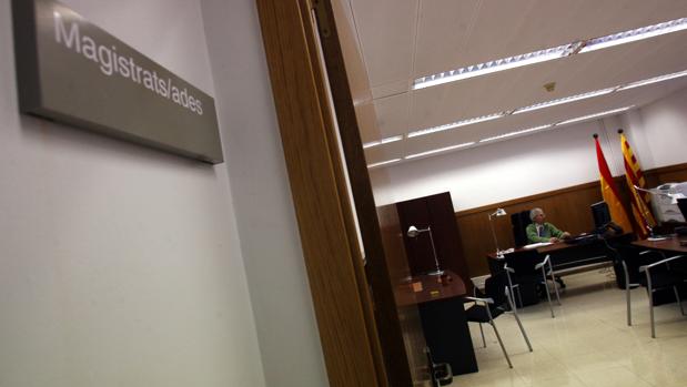 Piden 45 años de cárcel para un padre por violar a su hija y a dos amigas fingiendo ahuyentar espíritus