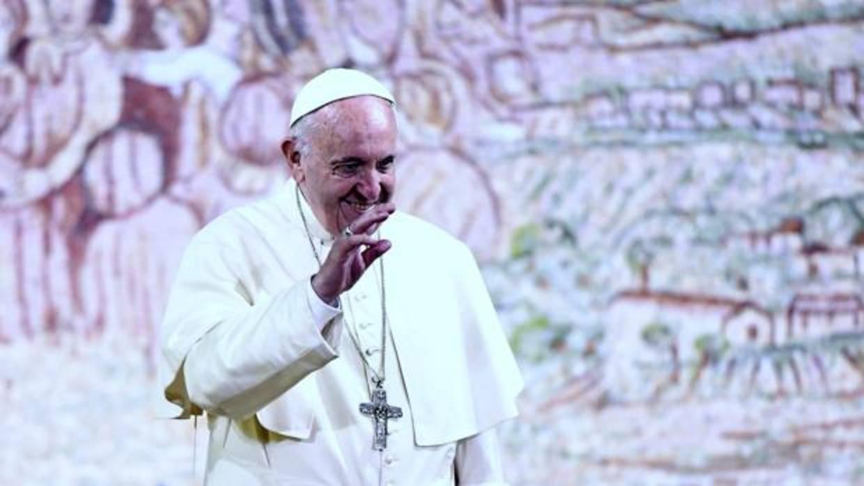El papa Francisco saluda a los feligreses