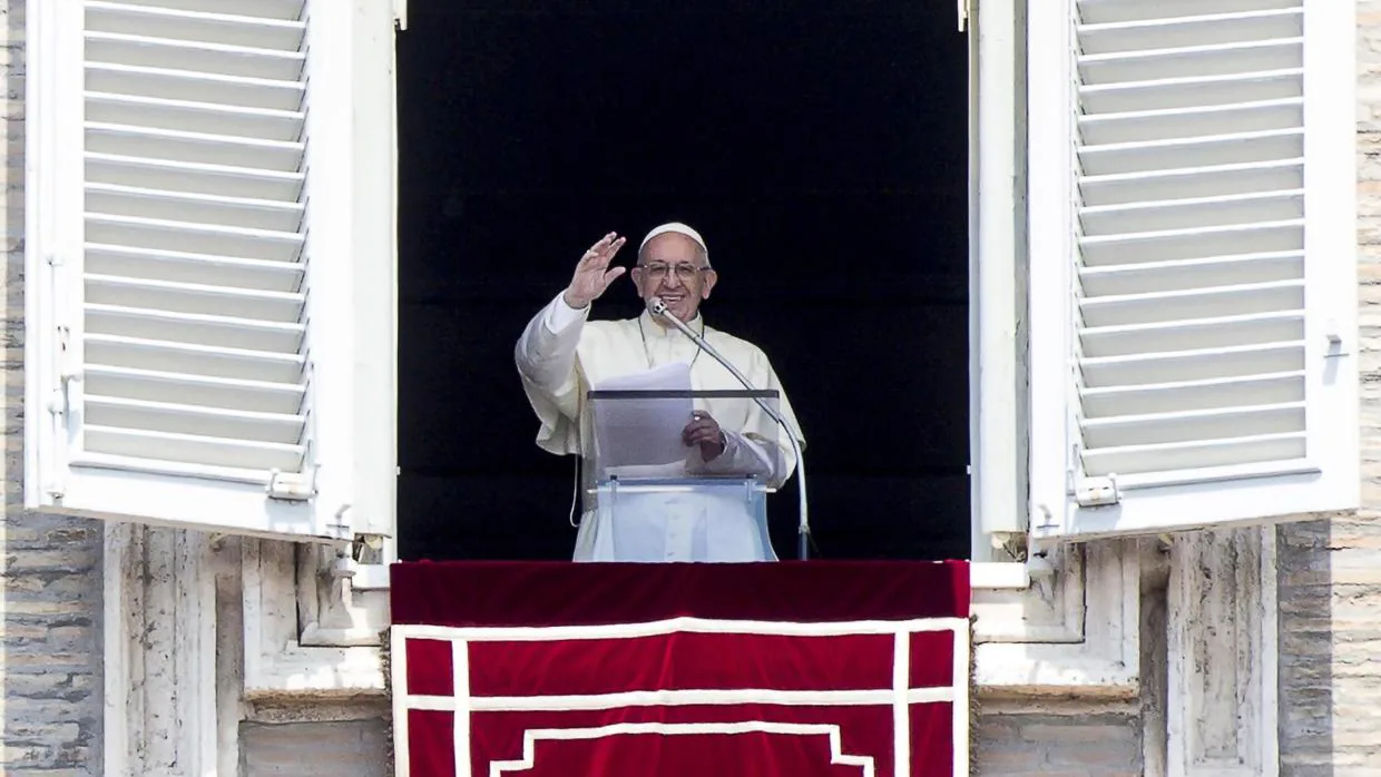 El Papa Francisco bendice a los fieles durante la oración de Regina Coeli desde la ventana de su oficina en la Plaza de San Pedro