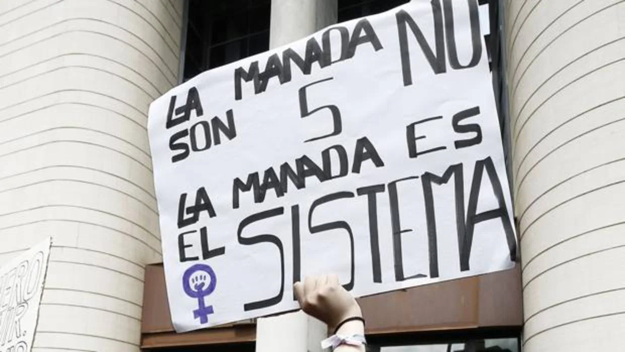 Un cartel de una manifestante a las puertas de la Audiencia Provincial de Navarra, el pasado 27 de abril, en plena resaca por la sentencia de «La Manada», dictada por abuso sexual y no agresión sexual