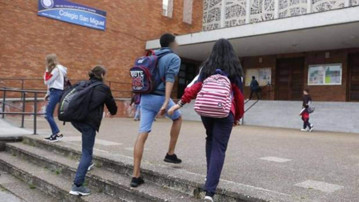 La profesora de Gijón a la que relacionan con un alumno: «Alguien está manipulando esta situación y no son precisamente los alumnos»