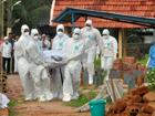 Médicos y familiares con trajes de protección cargan con el cuerpo de una víctima del virus Nipah en Kozhikode, en el sur del estado de Kerala, en la India