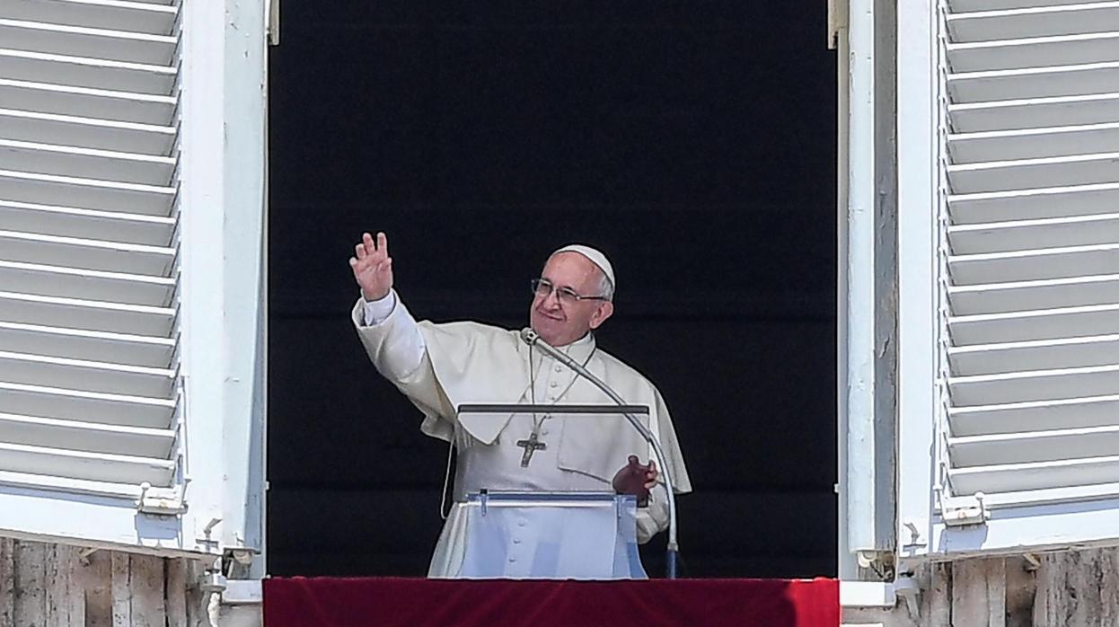 El Papa Francisco, en su audiencia de los domingos ante la Plaza de San Pedro