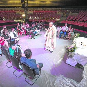 José Aumente celebra la Primera Comunión de cuatro niños en la pista del Circo Kaos en Tortosa