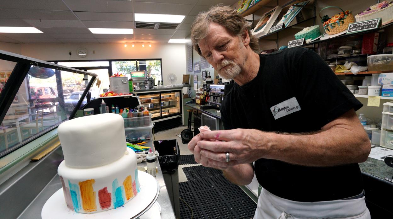 Jack Phillps prepara un pastel en su comercio en Colorado