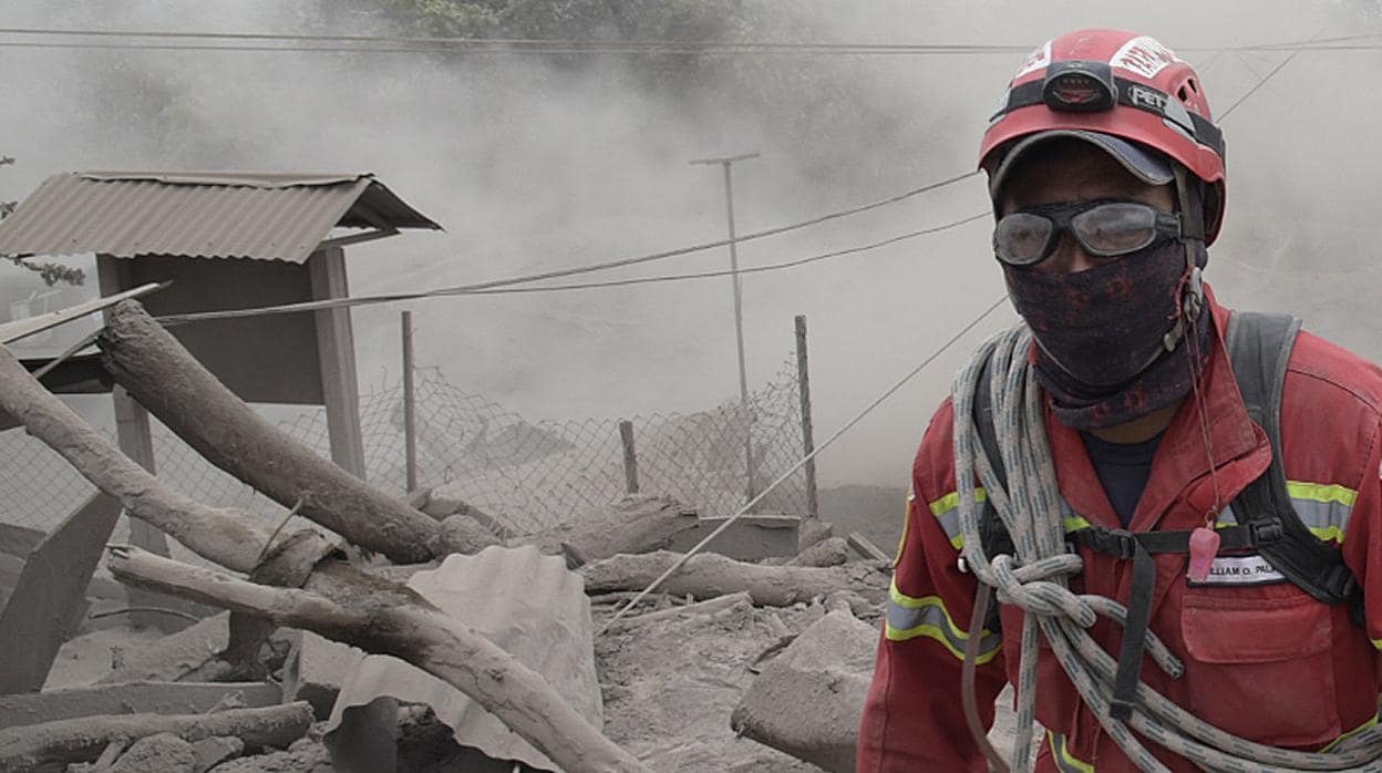 Rescatistas continúan con la búsqueda de más supervivientes en el caserío de El Rodeo (Guatemala)