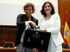 La nueva ministra de Sanidad, Consumo y Bienestar Social, Carmen Montón (d), recibe la cartera de la que es titular de manos de su antecesora en el cargo, Dolors Montserrat
