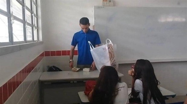 El hermoso gesto de unos alumnos en Brasil a su profesor que llevaba trabajando dos meses sin sueldo