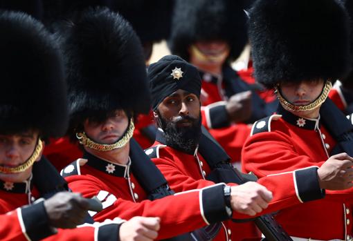 El primer soldado en lucir turbante durante un desfile en honor a la Reina Isabel II