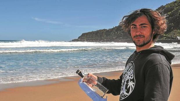 El mensaje en una botella que fue de un pescador de Terranova (Canadá) hasta un surfista de San Sebastián