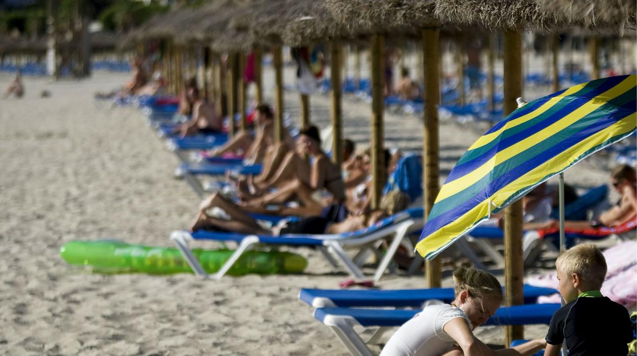 Un hombre clava un rastrillo a un turista por destrozarle el castillo de arena que había creado