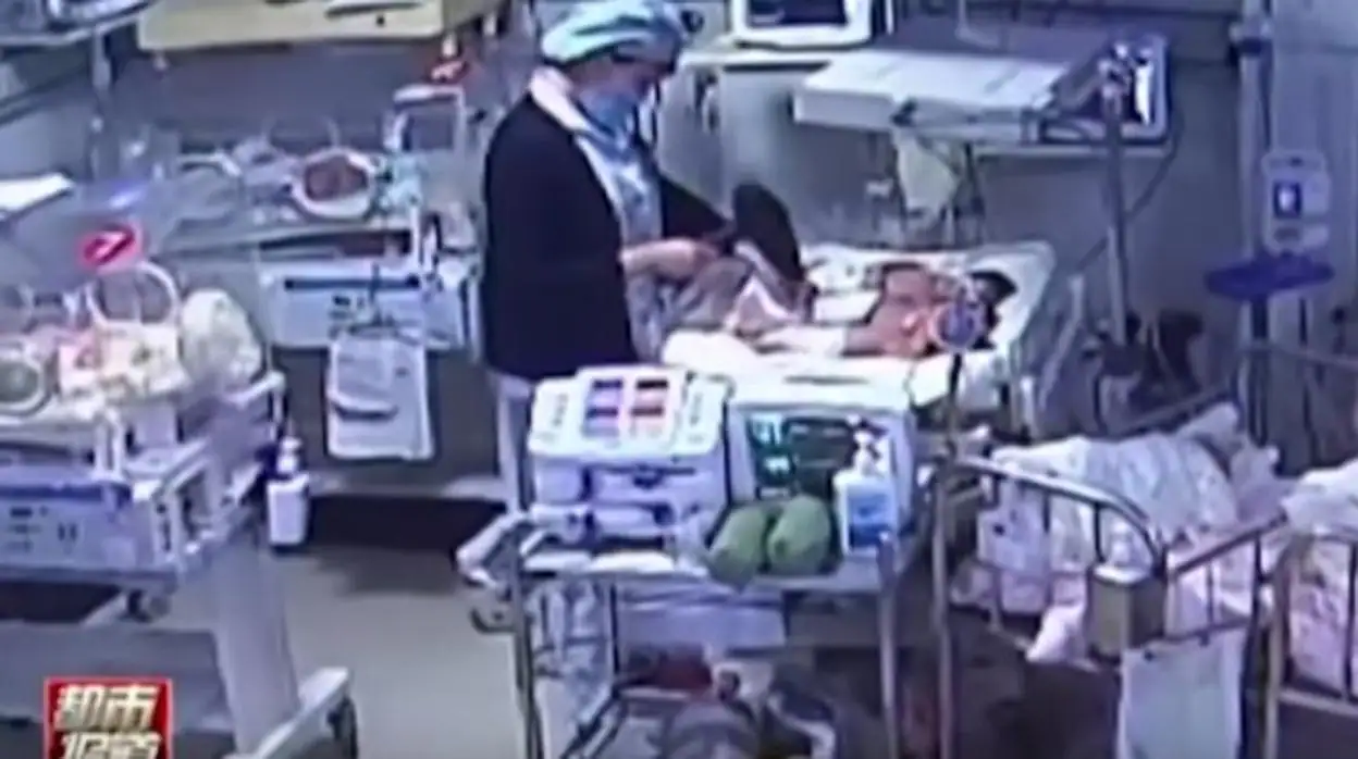 Amputan una pierna a un bebé de 4 días en China por un descuido de una enfermera