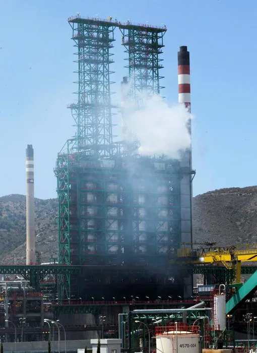 Susto en la refinería de Escombreras: una avería provoca una gran nube de humo